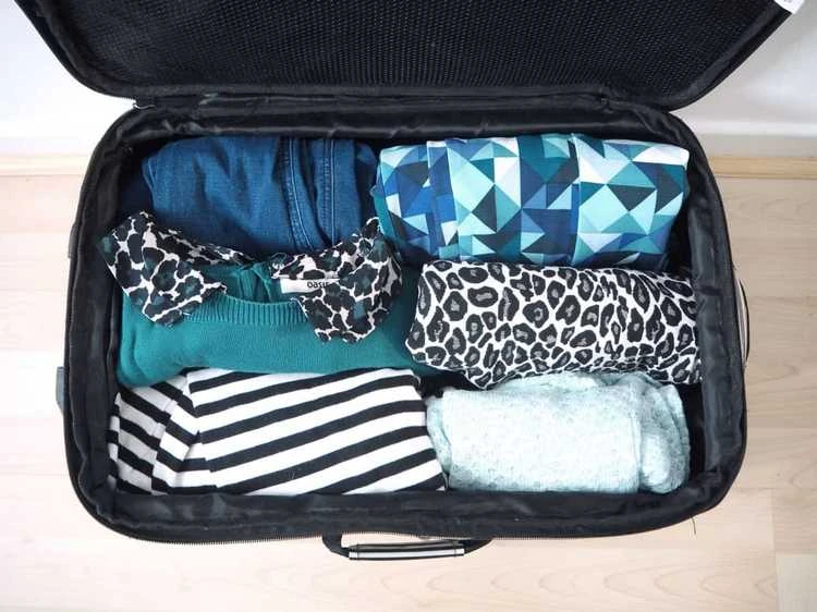 Koffer platzsparend packen - Kleidung einrollen statt falten
