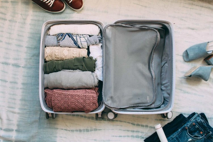 Koffer platzsparend packen - Knitterfreie Kleidung durch Rollen