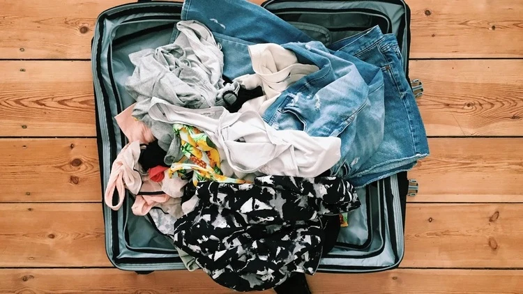 Koffer platzsparend packen - Mit diesen Tipps passt alles rein