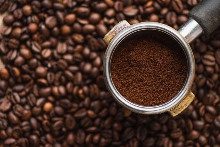 Kohlenwasser mit Spülmittel hilft bei Kaffeeflecken