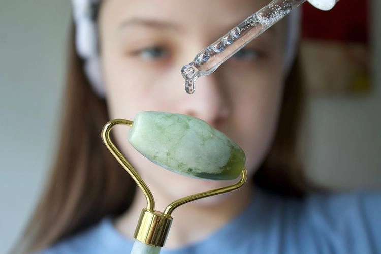 Kombinieren Sie Jade-Roller fürs Gesicht mit Serum, Öl oder Creme