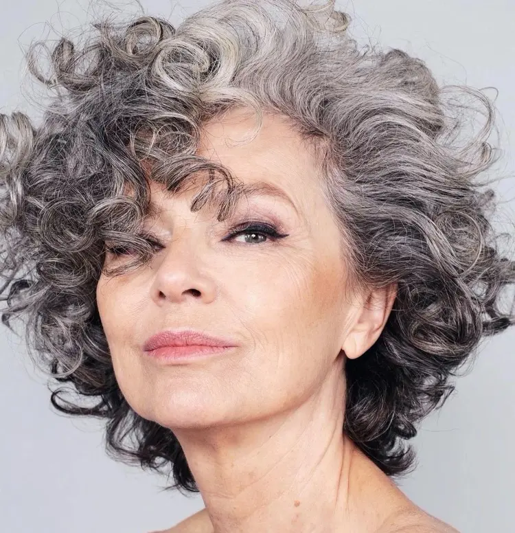 Kurzhaarfrisuren ab 60 für Frauen mit lockigen Haaren