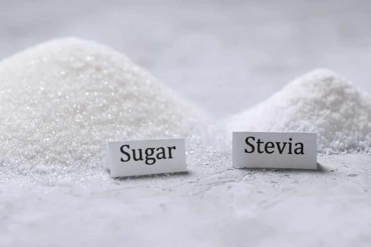 Leere Kalorienbombe weißer Zucker vs. Stevia Null Kalorien