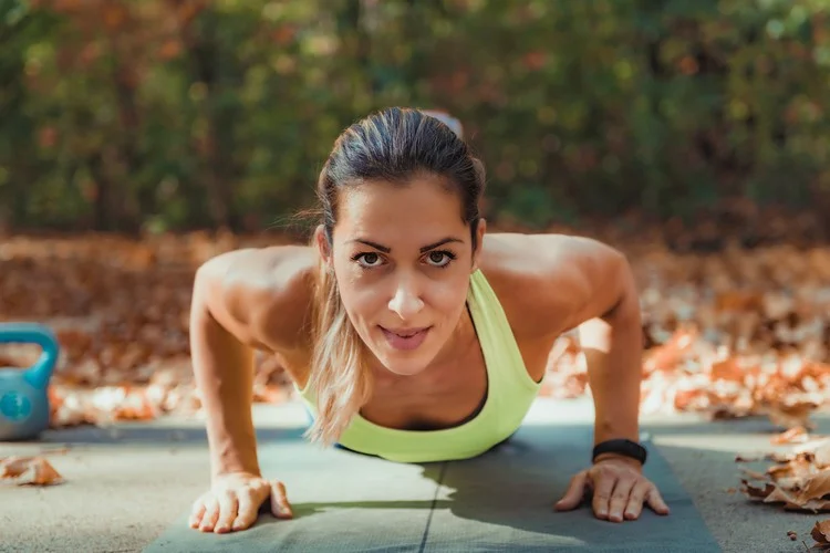 Push-ups train the whole body, especially the abdomen and the entire front