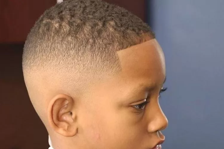 Low Cut an den Seiten und Übergang über den Ohren