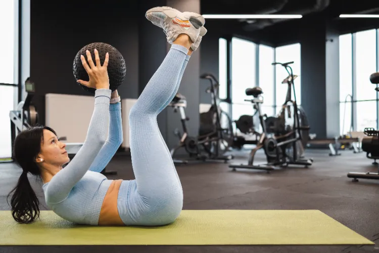 Medizinball Bauchübungen Alternative zu Crunches Bauchmuskeln Workout Frauen