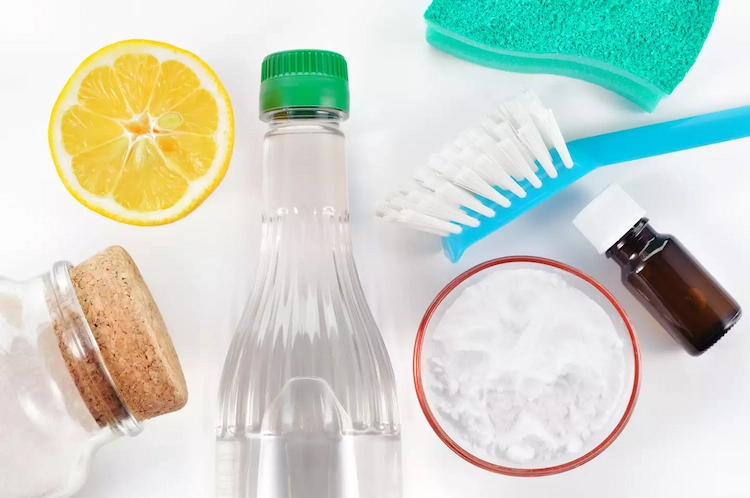 Mit Zitronensaft oder Essig kann man Kalk entfernen aus der Dusche