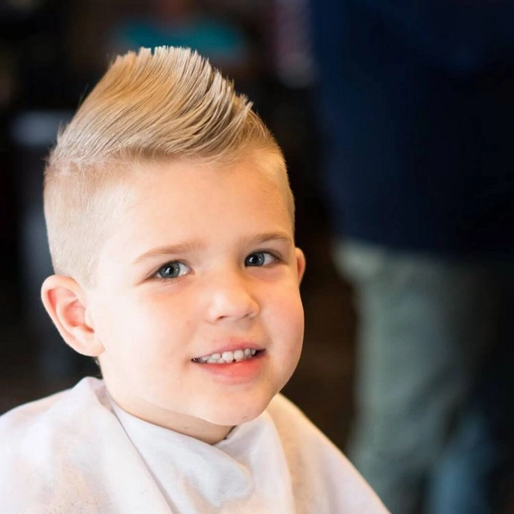 Jungs-Frisuren: Mohawk Cut für Kinder