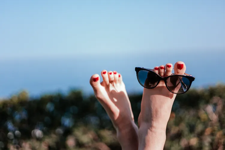 Nagelpilz behandeln Hausmittel Fußpflege im Sommer Tipps