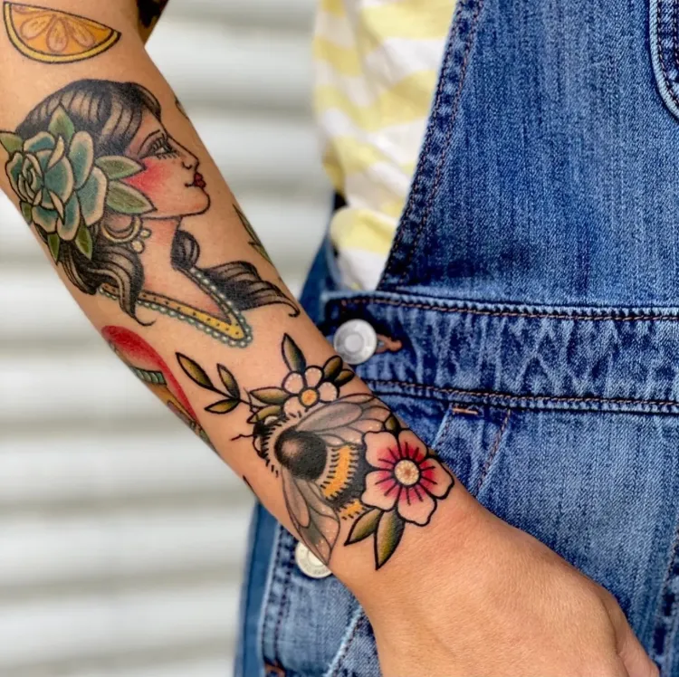 New School Unterarm Tattoo Frauen Tattootrends 2022