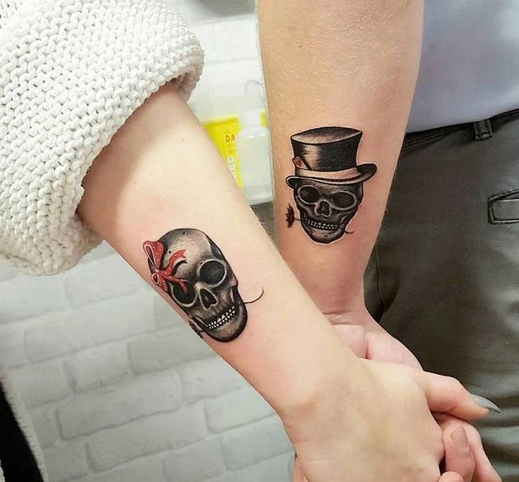 Partner Tattoo mit Totenköpfen