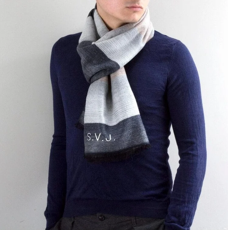 Personalisierter Schal ist ein geeignetes Geschenk für Jungen und Mädchen