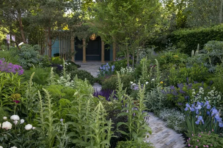 RNLI von Chris Beardshaw mit Pavillon aus Eiche, Schnitzereien und üppiger Blütenpracht
