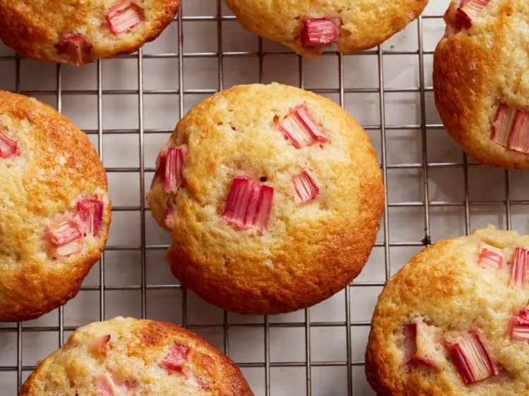 Rhabarber Muffins mit Erdbeeren sommerliche Desserts Rezepte