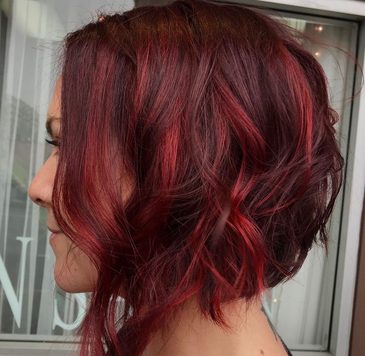 Rote Balayage für kurze, wellige Haare