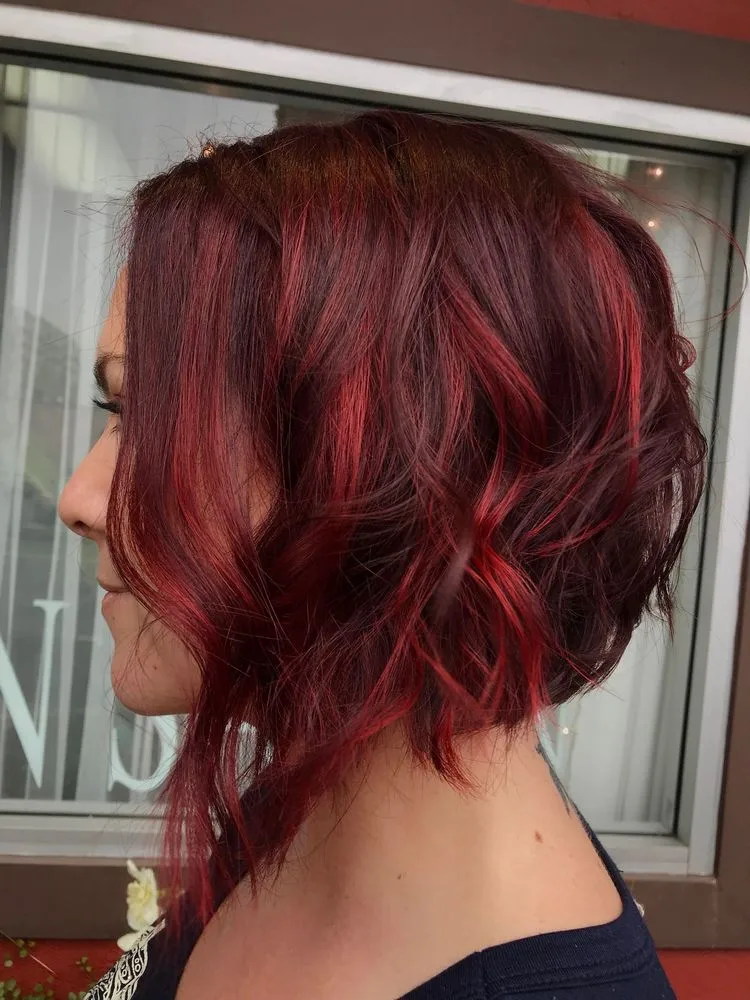 Rote Balayage für kurze, wellige Haare