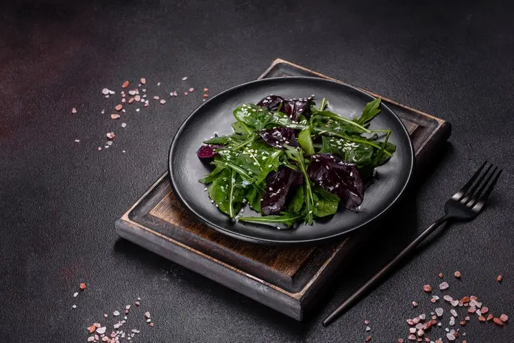 Salat aus frischem Spinat und Artischockenherzen