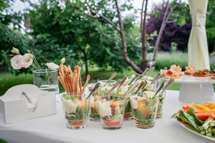Salat in kleinen Gläsern für die Gäste bereitstellen