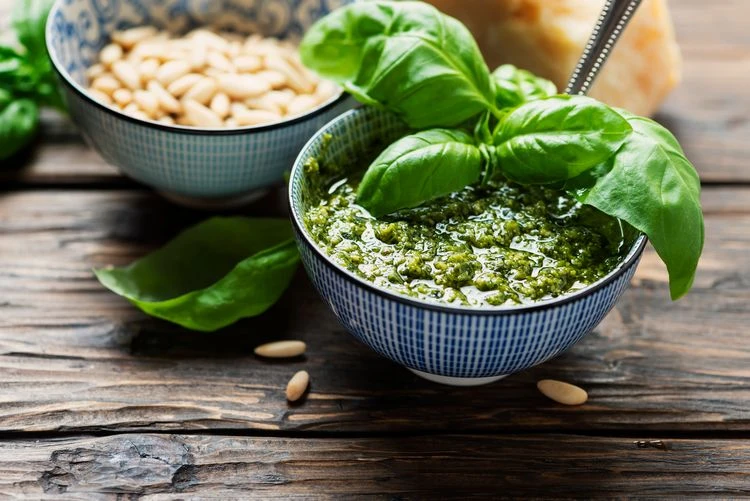 Schichtsalat mit Pesto und Nudeln - veganes Rezept