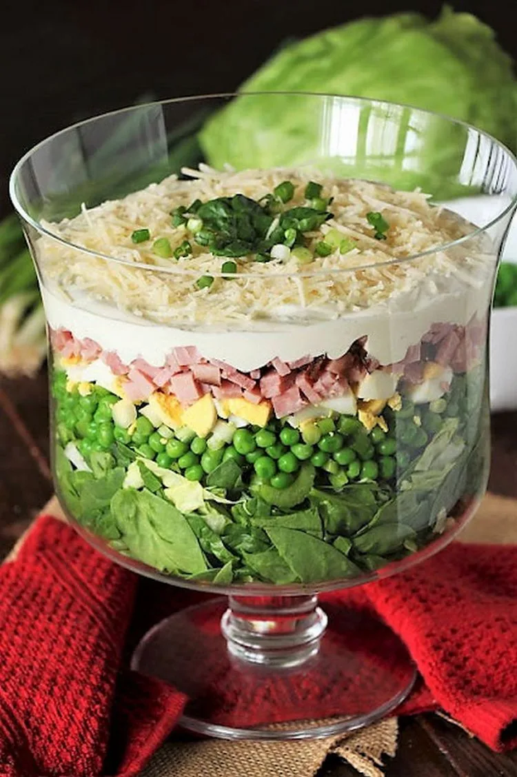 Schichtsalat mit Spinat zubereiten