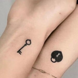 Schloss und Schlüssel als Tattoo-Motiv für verliebte Menschen