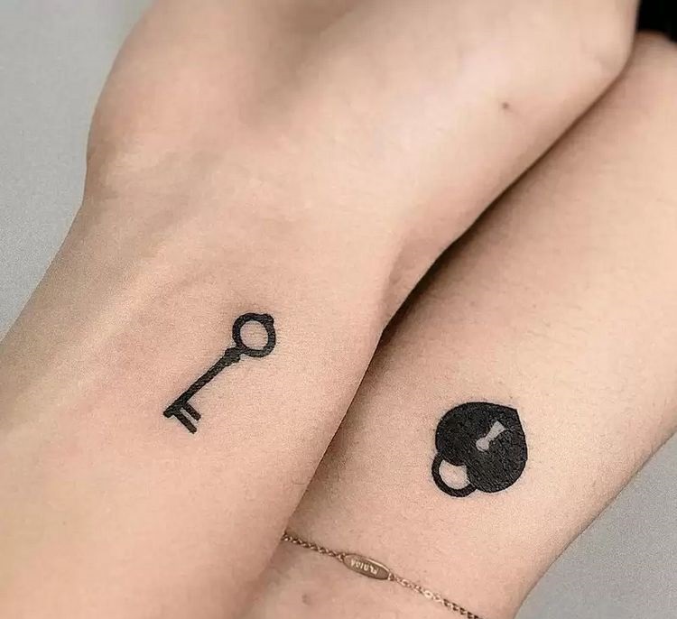Schloss und Schlüssel als Tattoo-Motiv für verliebte Menschen