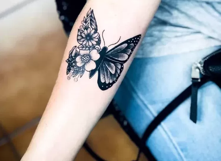 Schmetterling Tattoodesign Ideen minimalistisches Unterarm Tatoo