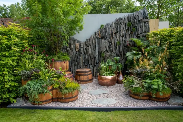 Silent Garden in Kübeln von Jane Porter mit Fässern als Behälter und Schiefer, inspiriert von Schottland