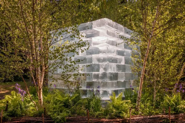 Skulptur aus Eisblöcken im The Plantman’s Ice Garden von John Warland weist auf die globale Erwärmung hin