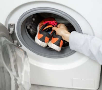 Sneaker in der Waschmaschine richtig waschen