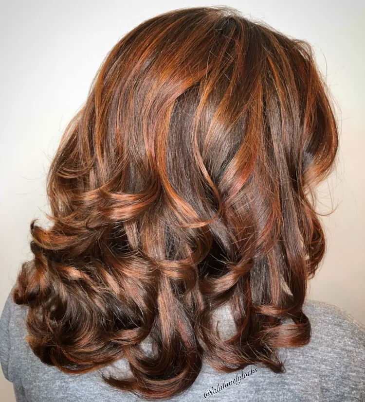 Spiced Cinnamon Haarfarbe Trend 2022 kurze Haare mit Strähnchen
