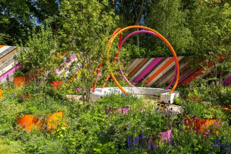 St Mungos Putting Down Roots Garden von Cityscapes in Pink und Orange für Sommer-Feeling