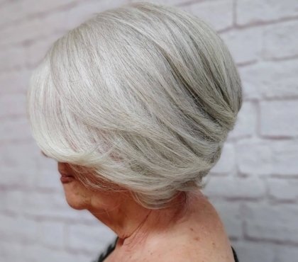 Stylische Frisuren für 60 jährige Damen glattes Haar