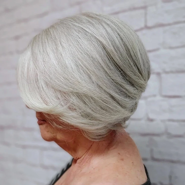Stylische Frisuren für 60 jährige Damen glattes Haar