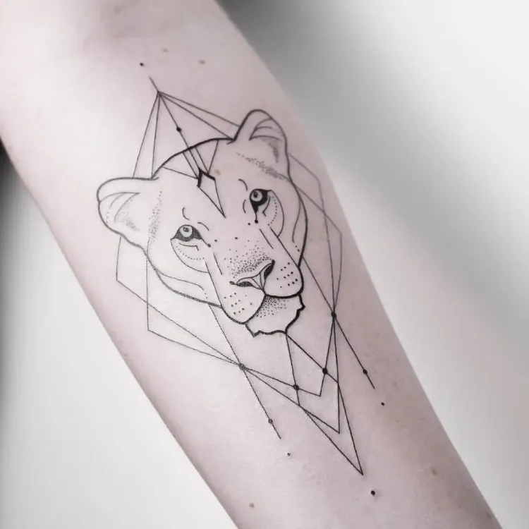 Tattoo Trends 2022 Geometrisches Unterarm Tattoo Löwen Tätowierung Bedeutung