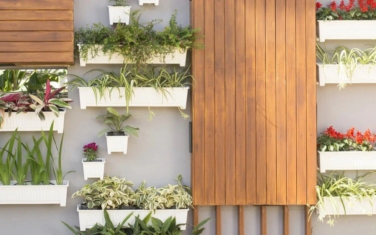 Terrassenwand gestalten mit Blumen und Pflanzen in Kästen zum Aufhängen