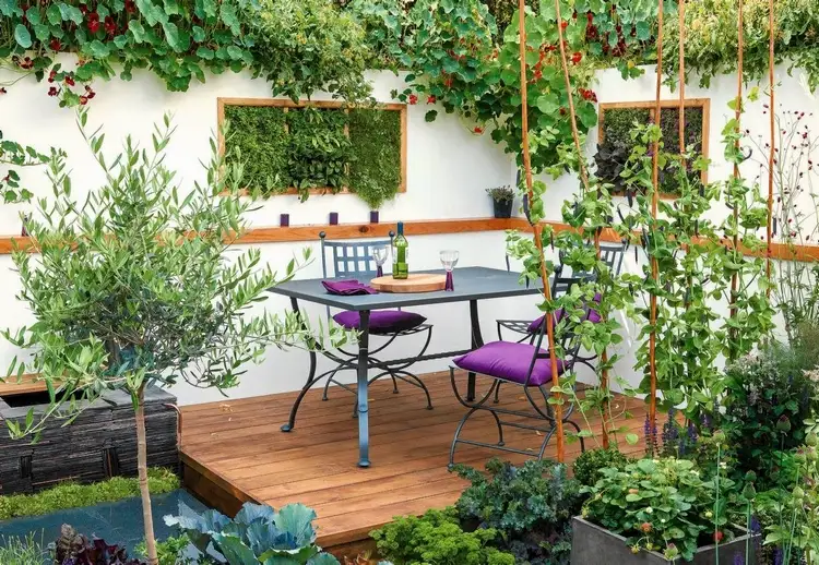 Terrassenwand gestalten mit vertikalen Gärten statt Wandbildern