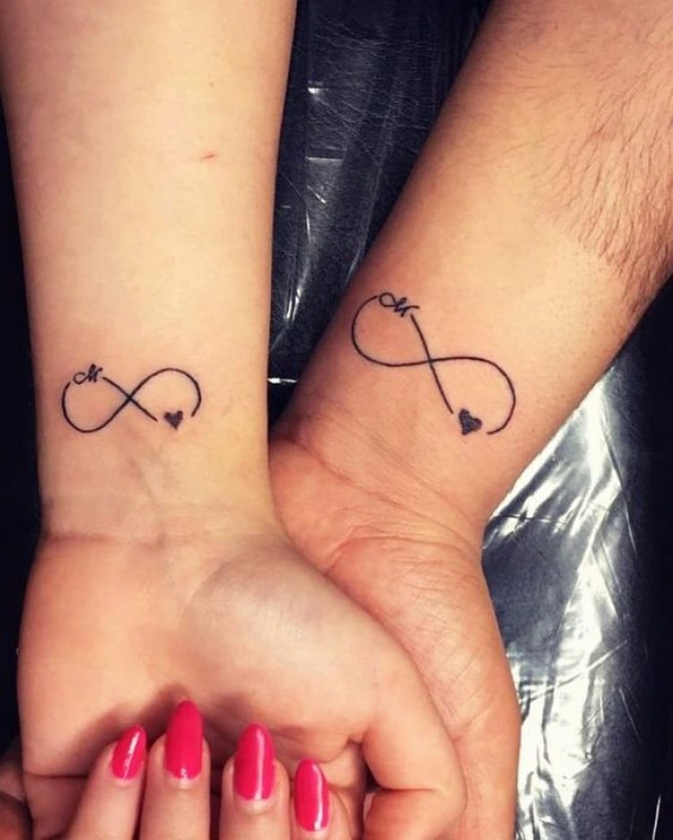 Unendlichkeit-Tattoos für Paare