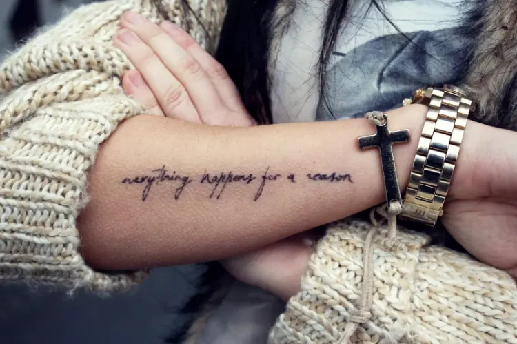 Unterarm Tattoo Ideen Frauen bedeutungsvolle Tattoosprüche