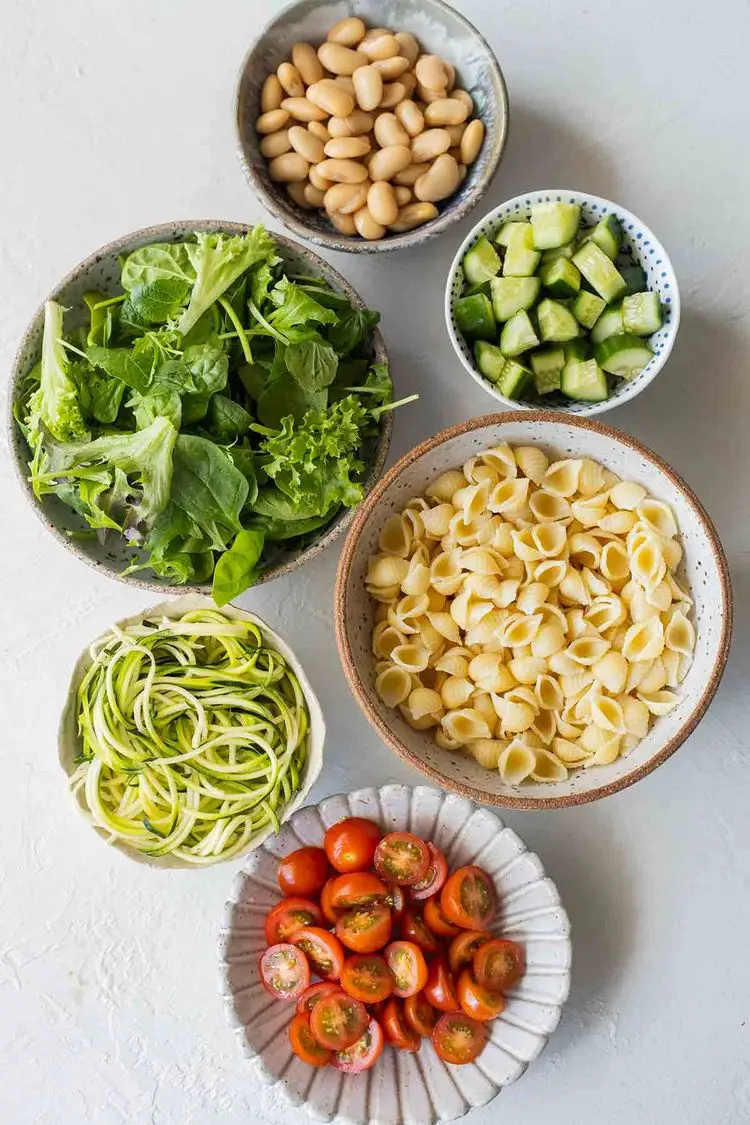 Vegetarischen und veganen Schichtsalat zubereiten - leckere Rezepte