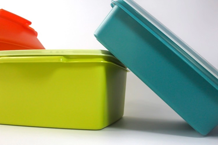 Verfärbte Tupperware reinigen - Anleitung, wie Sie das mit Hausmitteln erzielen können