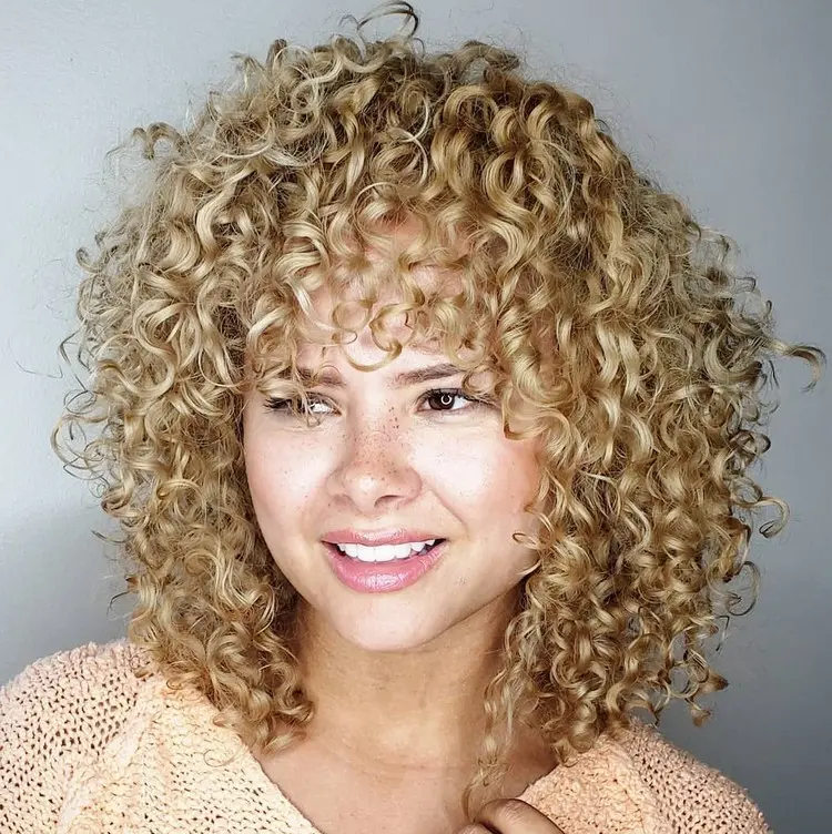 Many girls with curly hair avoid shoulder-length hairstyles