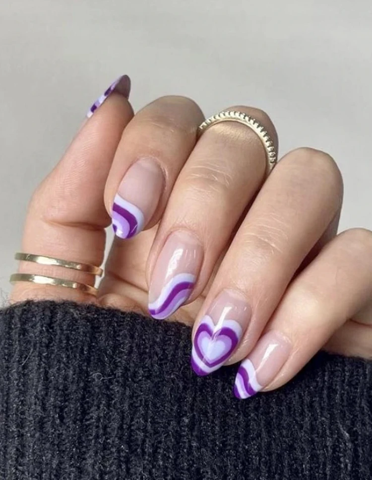 Weiße und violette Nägel sind frisch und modern und schaffen eine tolle Maniküre