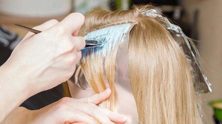 Welche ist die beste Pflege für kaputte Haarspitzen - das Bleichen vermeiden