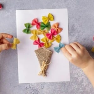 Zum Muttertag basteln in der Grundschule - Grußkarten mit bunten Nudeln