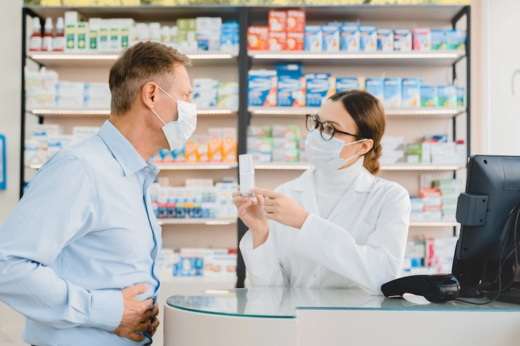 pharmacist recommends dietary supplements to a patient with gastric inflammation