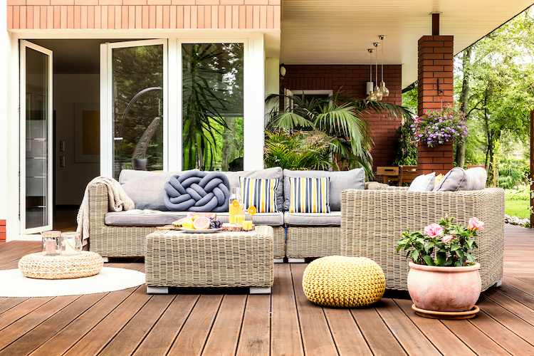 bequeme gartenmöbel mit passenden blumen und pflanzen auf einer terrasse kombinieren