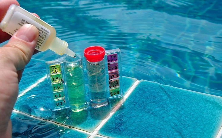 den chlorgehalt im poolwasser testen und gegebenenfalls die werte ausgleichen