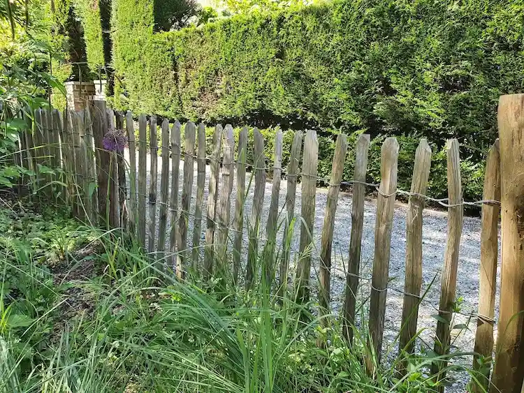diy projekt mit kastanie staketenzaun selber bauen im gartenbereich