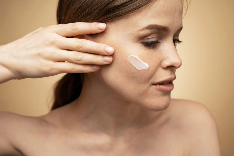 eine gute Sonnenschutzcreme sollte über das ganze Jahr verwendet werden